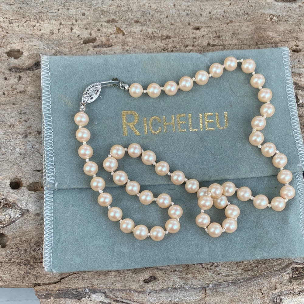 Cream Pearl Necklace with Decorative Clasp
